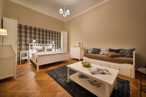 uma sala de estar com um sofá e uma cama em Wishlist Old Prague Residences - New Town em Praga