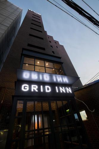 a building with a sign that reads grid inn at Grid Inn Hotel in Seoul