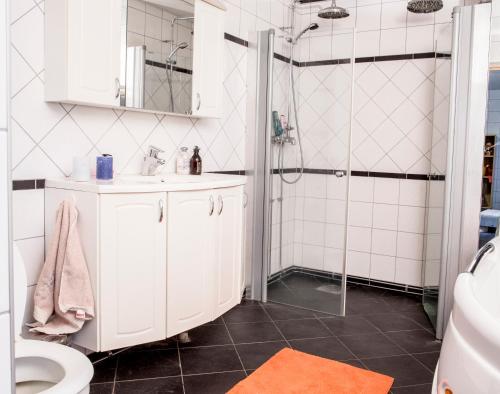 Kylpyhuone majoituspaikassa Stöpafors 110