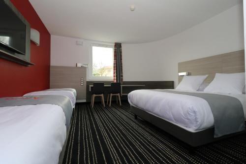 Un pat sau paturi într-o cameră la Hotel Arena Toulouse