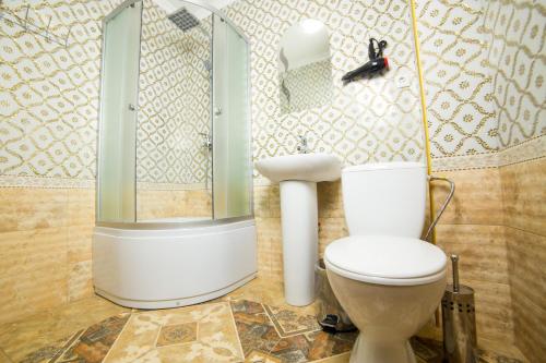 ein Bad mit einem WC und einer Dusche in der Unterkunft Guest House Montreal in Odessa