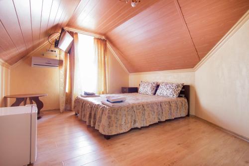 ein Schlafzimmer mit einem großen Bett im Dachgeschoss in der Unterkunft Guest House Montreal in Odessa