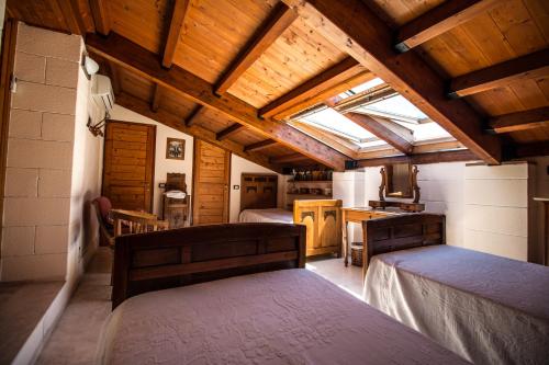 MassaにあるTempioのベッド2台、窓が備わる広い客室です。