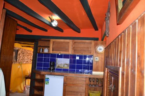 eine Küche mit einer blau gefliesten Arbeitsplatte in der Unterkunft Rocky in Villajoyosa