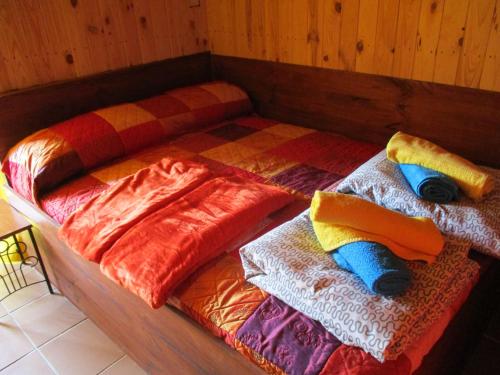 2 Betten mit bunten Decken und Kissen darauf in der Unterkunft Rocky in Villajoyosa