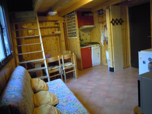 a living room with a couch and a kitchen at Residence Selva Dei Pini in Lama Mocogno