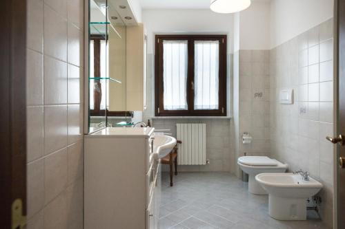 Et badeværelse på Appartamento Il Tiglio