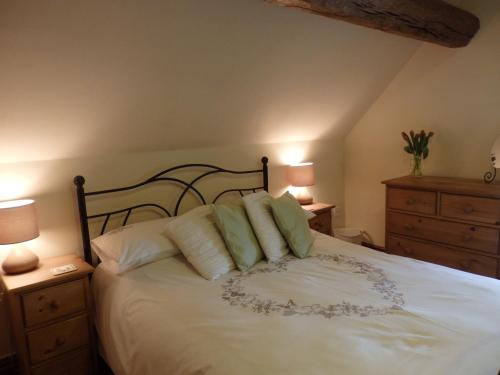 En eller flere senge i et værelse på Pillarbox Cottage
