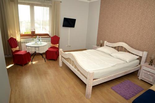 - une chambre avec un lit, une table et une fenêtre dans l'établissement Hotel Heaven, à Chabsko