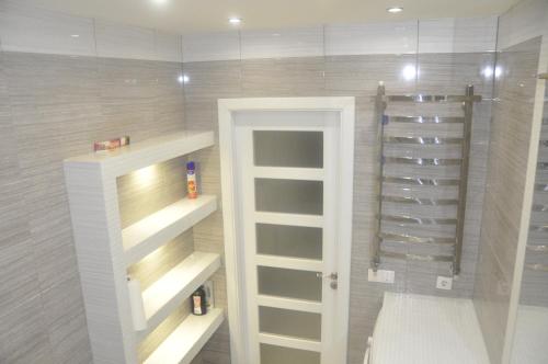 Bilik mandi di Fireplace Apartment on Puliuia 40