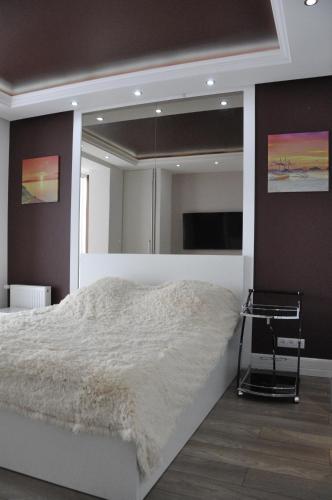 Katil atau katil-katil dalam bilik di Fireplace Apartment on Puliuia 40