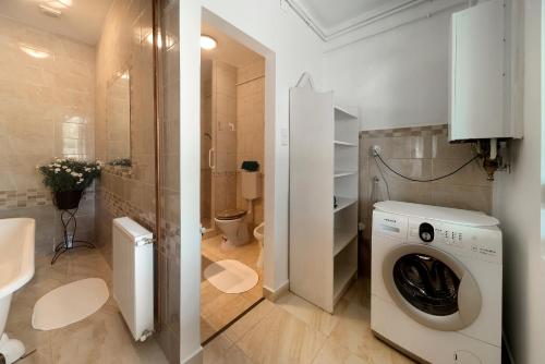 ザマールディにあるEden Garden Apartmentsのバスルーム(洗濯機、乾燥機付)が備わります。