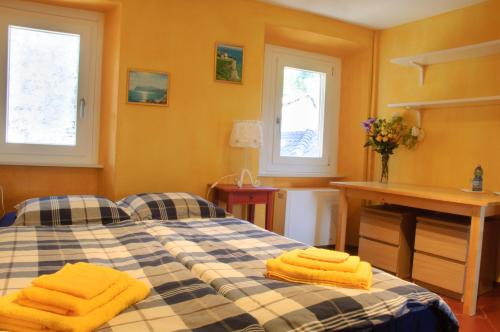 Un pat sau paturi într-o cameră la Chez Marianne "chambres d'hôtes"