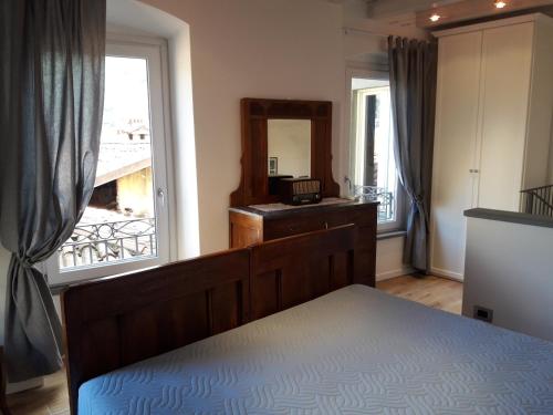 モンテ・イーゾラにあるResidenza Borgo Anticoのベッドルーム1室(ベッド1台、鏡、窓付)