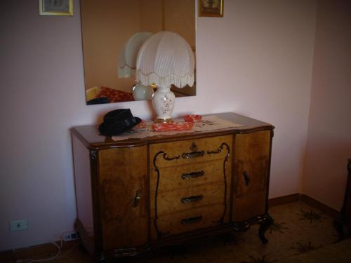 a lamp on top of a dresser with a mirror at Villa Aurea in Sciacca