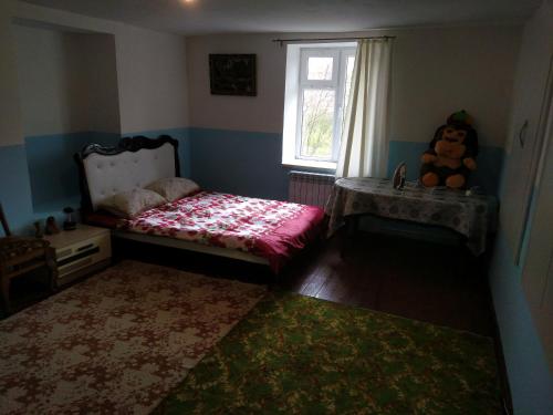 巴庫的住宿－Guest house near Baku airport，一间小卧室,配有床和窗户