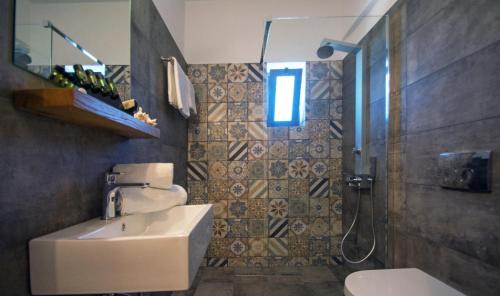 a bathroom with a sink and a toilet and a shower at Sirene Villas in Dhiakofti