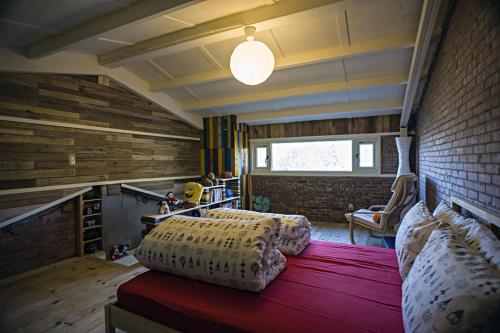 um quarto com duas camas e uma parede de tijolos em Shabby Home 28 em Jiufen