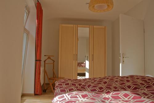 シュトラールズントにあるAlte Posthaltereiのベッドルーム(ベッド1台、大きな鏡付)