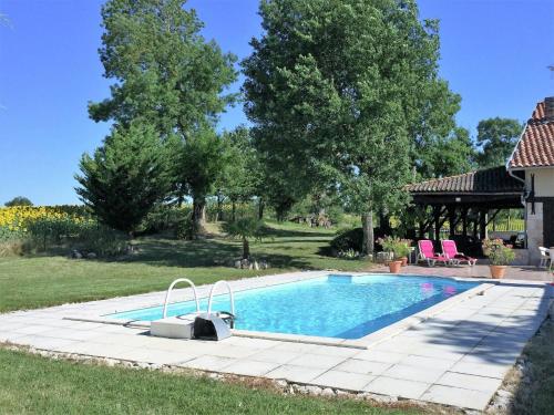 una piscina en el patio trasero de una casa en Charming holiday home with private pool en Monfort
