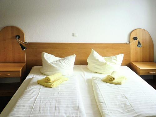 een slaapkamer met 2 handdoeken op een bed bij Modernes Apartment mit Zentralheizung in Willingen in Willingen