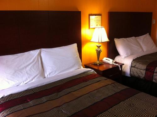 Postel nebo postele na pokoji v ubytování Deep River Motel