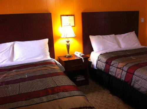 Postel nebo postele na pokoji v ubytování Deep River Motel