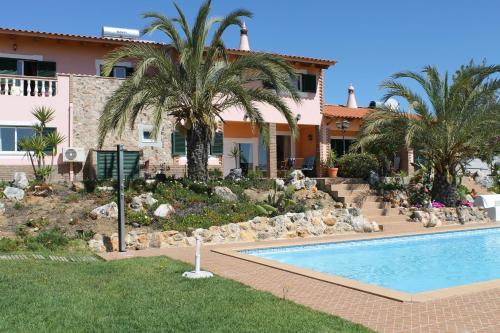 uma casa com piscina e palmeiras em Villa Lucy em Lagos