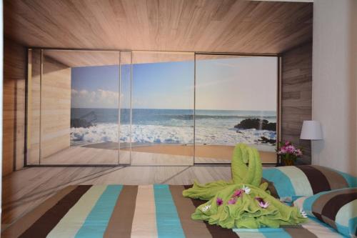 sypialnia z łóżkiem i widokiem na ocean w obiekcie Bandol Brothers w mieście Bandol