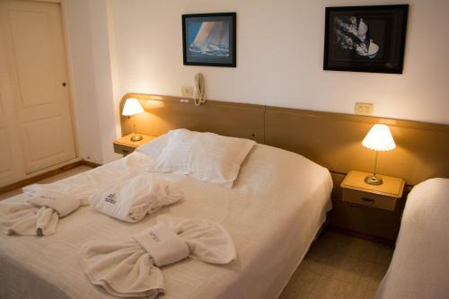Un pat sau paturi într-o cameră la La Fuente Apart Hotel