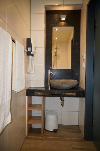 a bathroom with a sink and a mirror at FeWo Dansenberg in Kaiserslautern