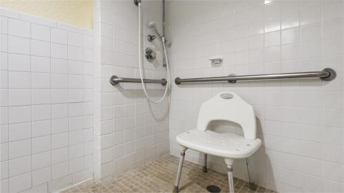 een badkamer met een wit toilet en een wastafel bij Best Western Gateway To The Keys - Florida City, Homestead, Everglades in Florida City