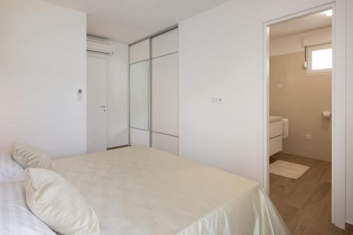 Säng eller sängar i ett rum på Apartments Alba