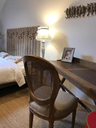a desk with a chair and a lamp in a bedroom at Maison & Tartine in Colombey-les-deux-Églises