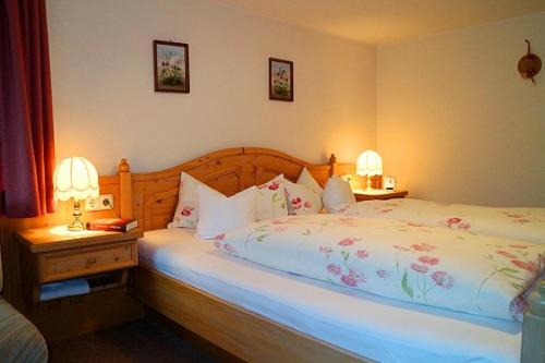 a bedroom with a bed and two lamps on tables at Haus Schneider in Gutach