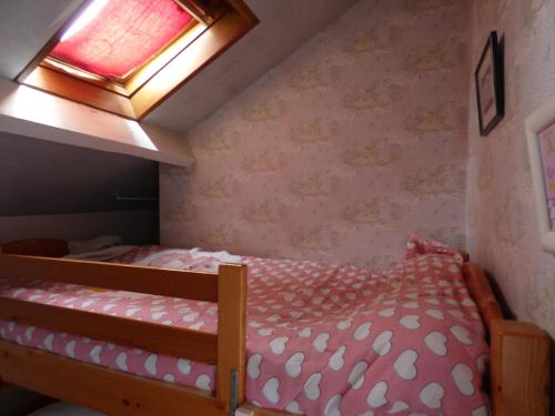 a bedroom with a bunk bed and a window at Beau Site Guimauve et Vieilles Dentelles in Royères-Saint-Léonard
