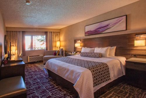 um quarto de hotel com uma cama grande e um sofá em Crowne Plaza Silicon Valley North - Union City, an IHG Hotel em Union City