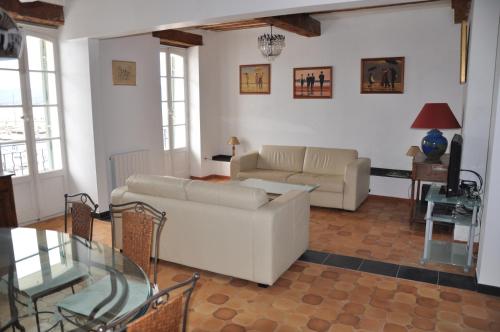 ein Wohnzimmer mit einem Sofa und einem Tisch in der Unterkunft Port de Saint-Tropez in Saint-Tropez