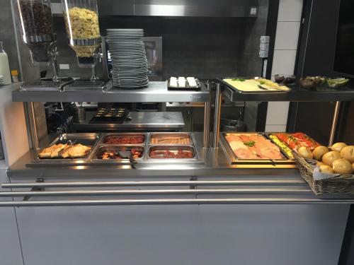 una cucina con molti vassoi di cibo di Pokoje Gościnne Dask Aqua Holiday a Łeba