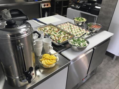 un bancone della cucina con diversi vassoi di cibo sopra di Pokoje Gościnne Dask Aqua Holiday a Łeba