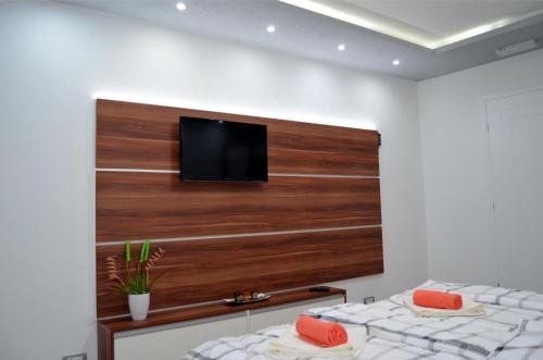 um quarto com 2 camas e uma televisão de ecrã plano na parede em Apartman "Dunja" Banja Luka em Banja Luka