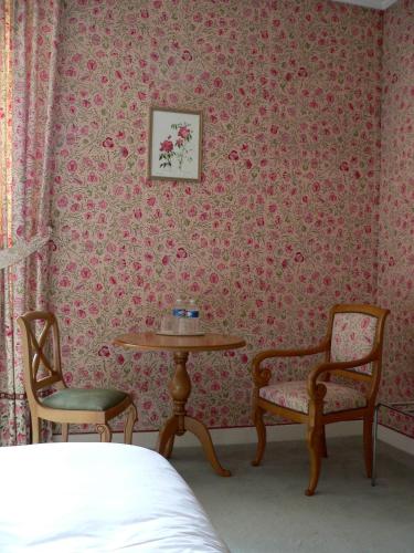 a room with two chairs and a table and a table and chairs at Chateau de la Rozelle in Cellettes