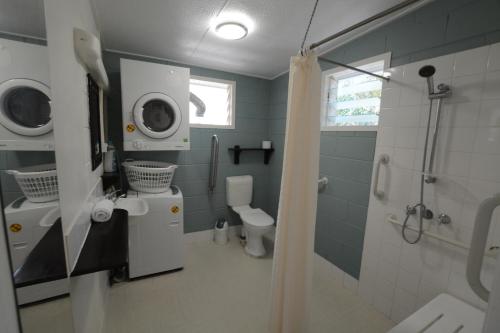 Ett badrum på Shambhala Retreat Magnetic Island Cottages