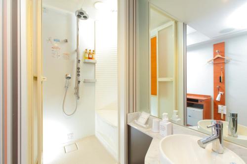 bagno con lavandino e doccia di HOTEL MYSTAYS Nagoya Sakae a Nagoya