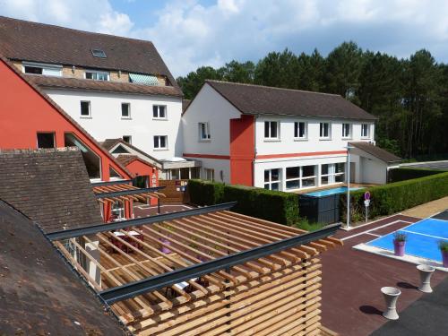 uma vista do telhado de uma casa com piscina em Hotel ARBOR - Les Hunaudieres - Le Mans Sud - Mulsanne em Mulsanne