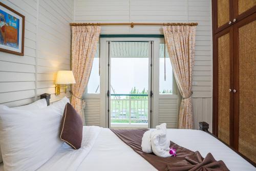 Postel nebo postele na pokoji v ubytování Kalanan Riverside Resort