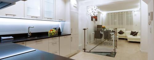 Photo de la galerie de l'établissement Souplex Le Lido - Design - Central - Close Croisette and Palais, à Cannes