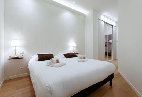 カンヌにあるSouplex Le Lido - Design - Central - Croisetteの白いベッドルーム(大型ベッド1台、タオル2枚付)