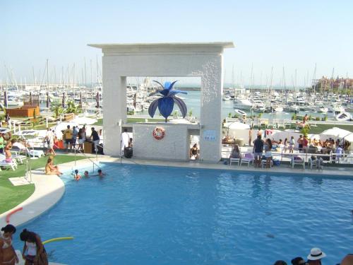 a group of people in a pool at a marina at Hotel Puerto Sherry in El Puerto de Santa María