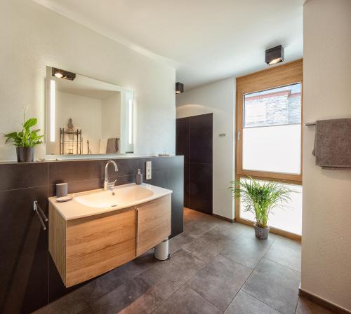 a bathroom with a sink and a mirror at Ferienwohnung Freiraum in Bernkastel-Kues